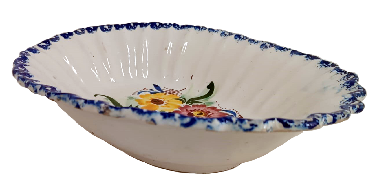 Hand-Painted Oval Salad Bowl from Leiria - 18th Century