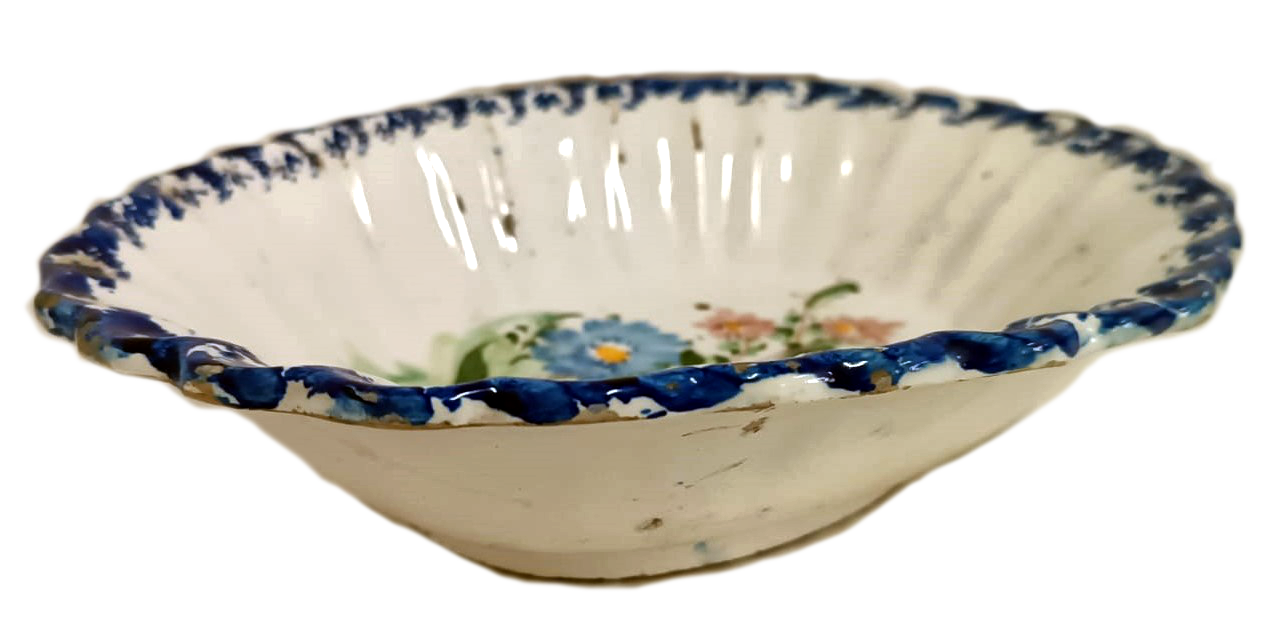 Hand-Painted Oval Salad Bowl from Leiria - 18th Century